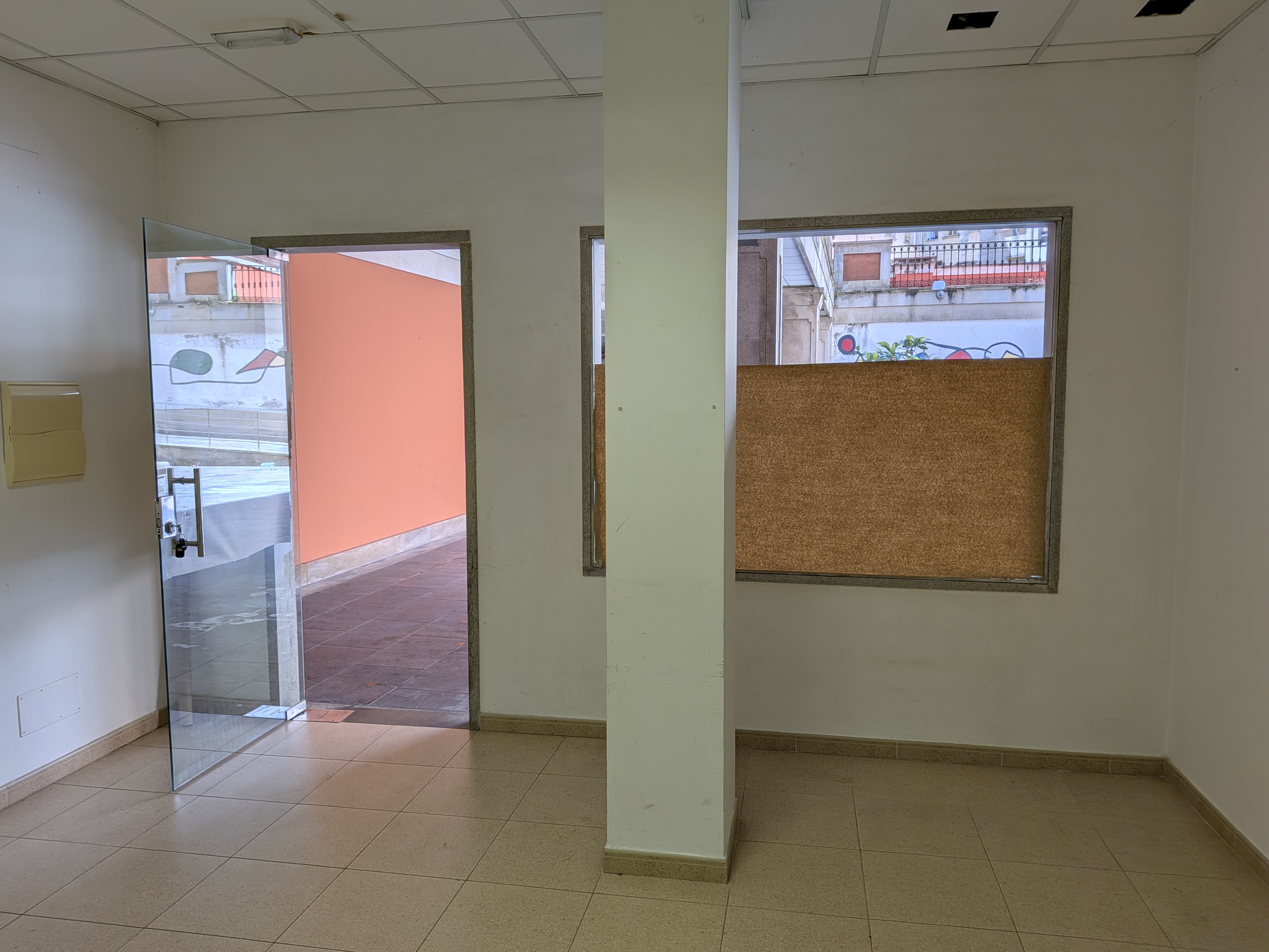 Entrada al local